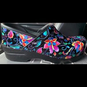 NEW Danskos: Vivid Floral Sz 38/7.5-8